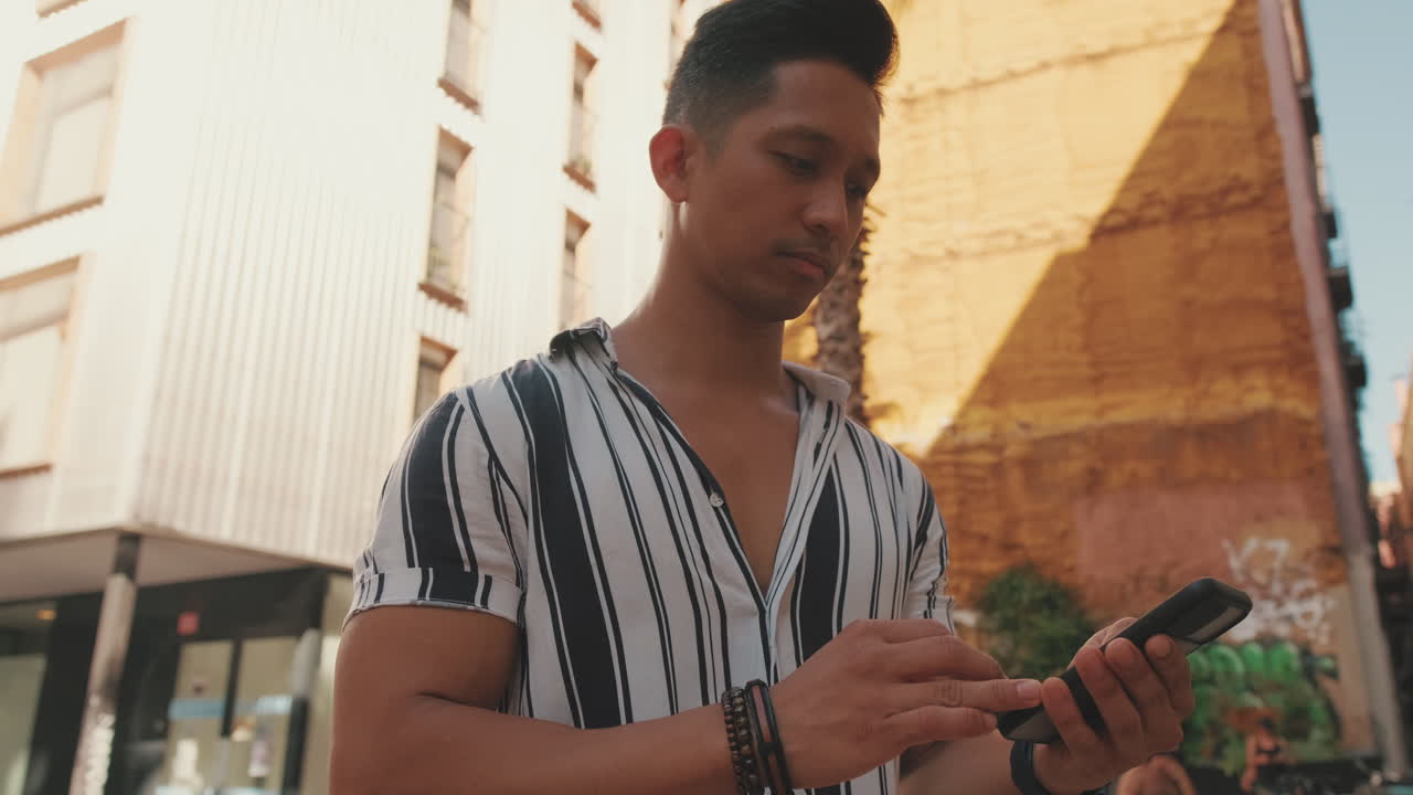 hombre usando teléfono inteligente en la ciudad