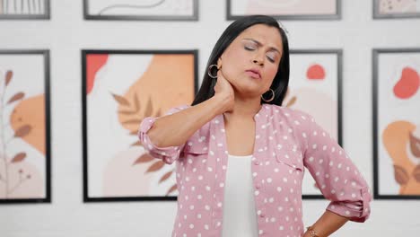 mujer india moderna con dolor de cuello