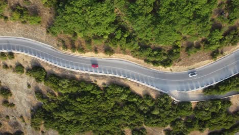 Coche-Cinemático-Conduciendo-Por-La-Carretera-De-Montaña