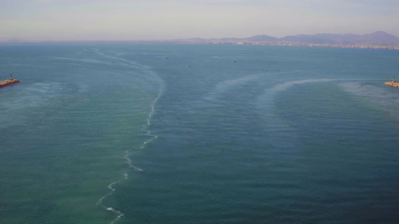 Um drone desliza sobre a confluência turbulenta das águas do Atlântico e do Mediterrâneo.