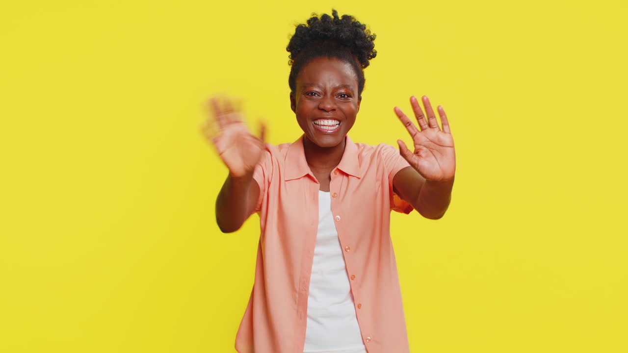 mujer feliz sonriendo amistosamente agitando las manos haciendo gestos saludos saludos o despedida invitación a una reunión