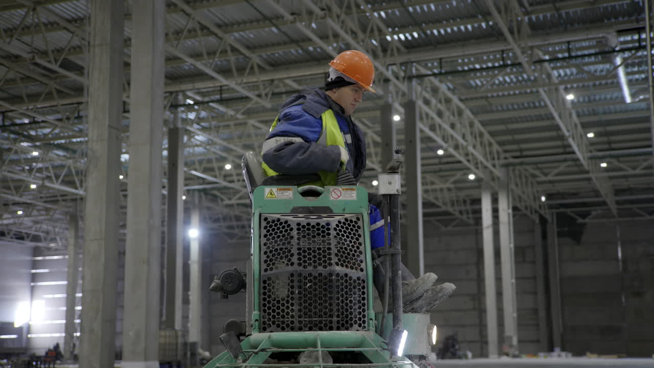 trabajador de la construcción que opera maquinaria en un gran almacén