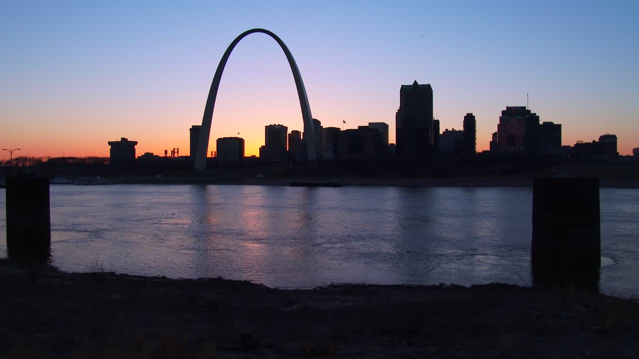 el arco de st louis en la luz del crepúsculo