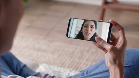 Junge-Frau,-Die-Zu-Hause-Einen-Video-Chat-Mit-Dem-Smartphone-Führt-Und-Mit-Einem-Freund-Chattet,-Der-Gespräche-Genießt-Und-Den-Lebensstil-Auf-Dem-Mobiltelefon-Teilt