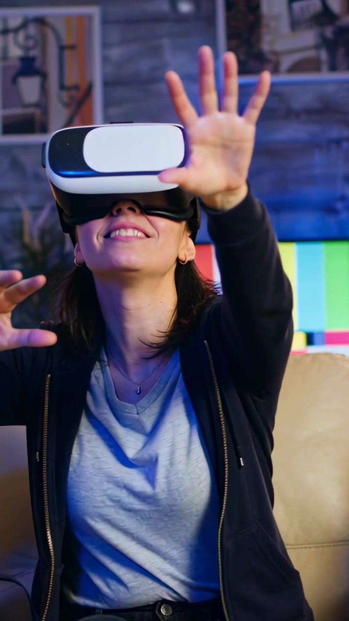 Video verticale: Donna con visore VR che si sporge in avanti e si protende in soggiorno, mentre usa la VR.
