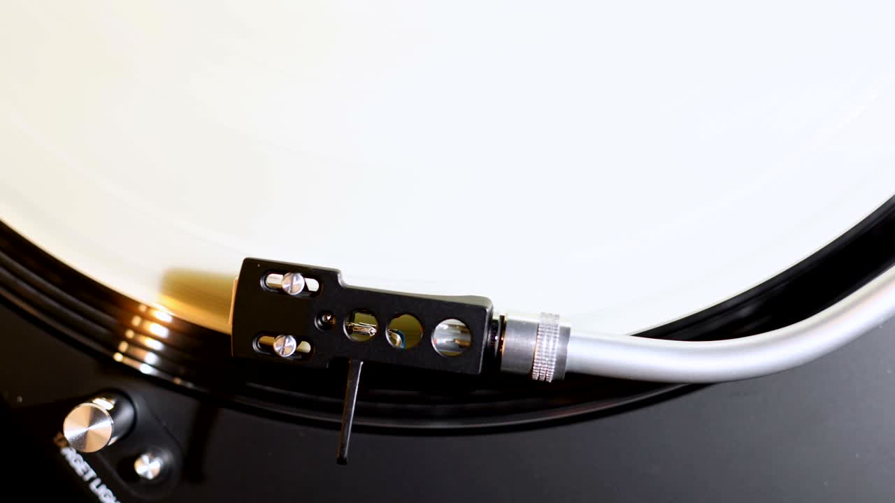 백색 비닐 레코드에 바늘을 넣는 것