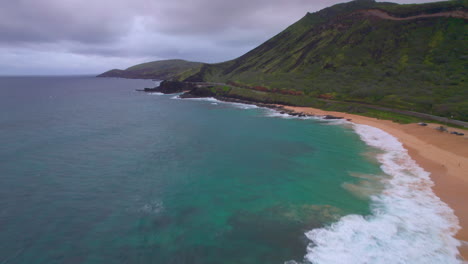 Koko-Krater-Oahu-Hawaii-Küste-Mit-Sandstrandpark-Bei-Sonnenaufgang