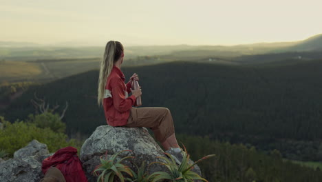 Wandern,-Blick-Auf-Die-Berge-Und-Frau,-Die-Wasser-Trinkt