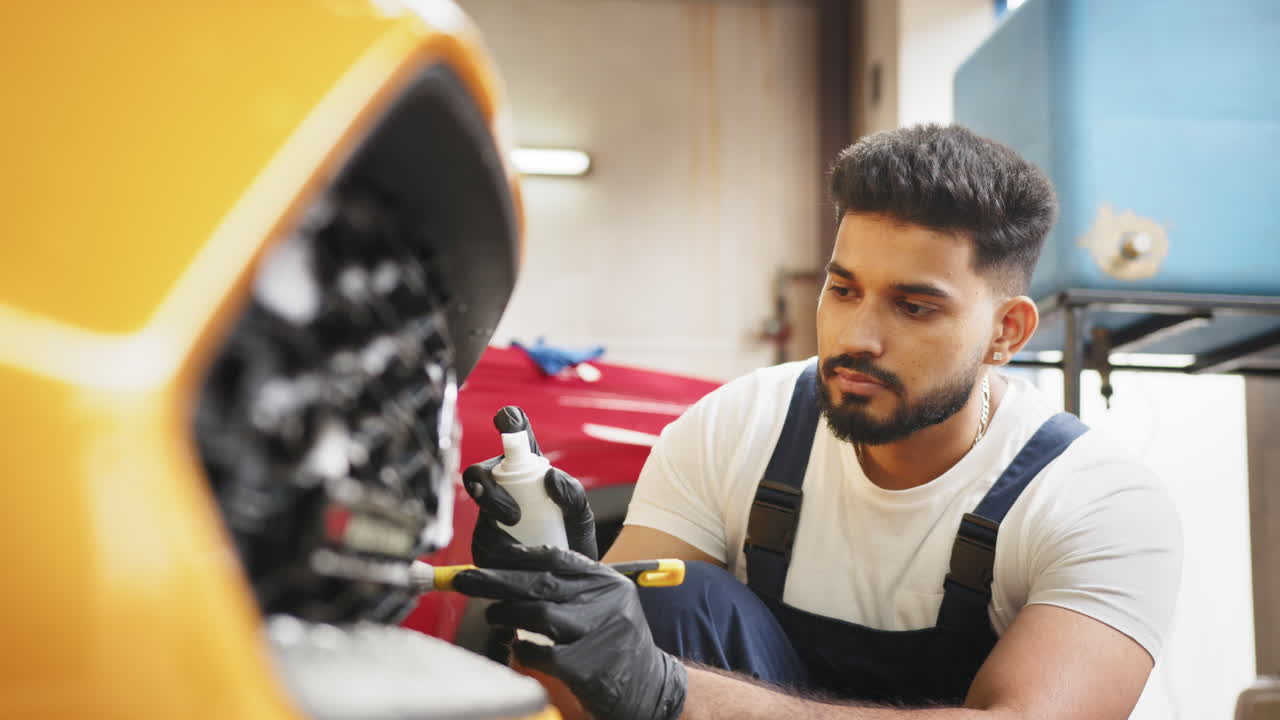 hombre detallando un coche en un garaje