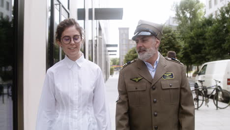 hombre y mujer caminando por la calle