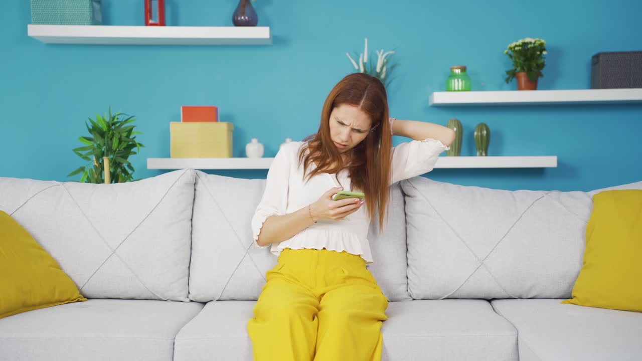 목에 통증이 있는 젊은 여성.