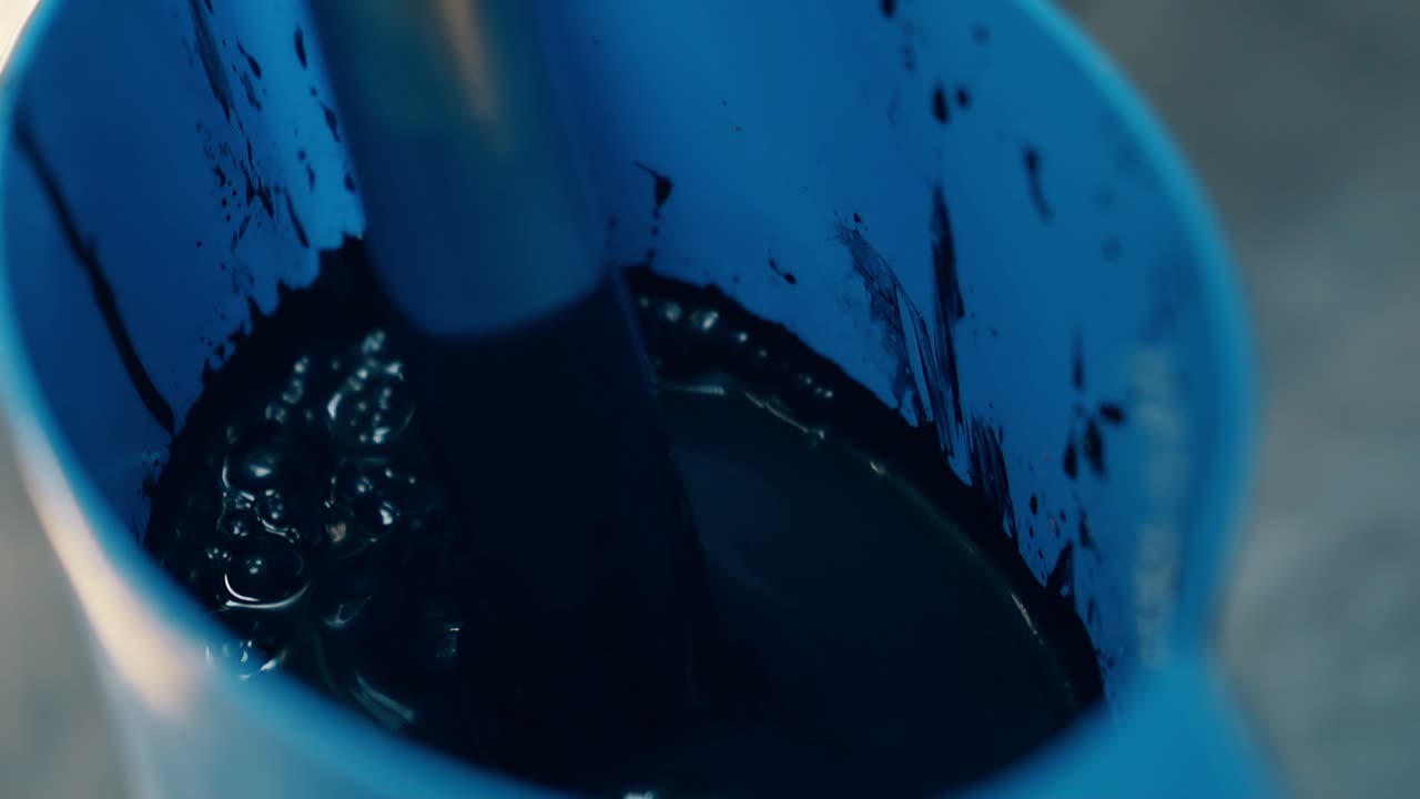 과자 제조업체 는 요리 가열기 를 이용 하여 다크 초콜릿 을 녹인다