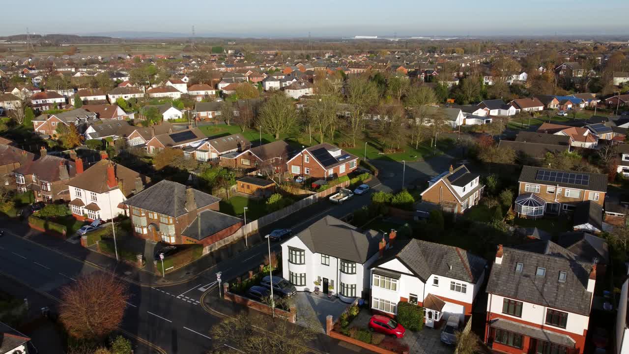 vista aérea de las casas ricas de la clase media británica en el barrio suburbano rural en otoño