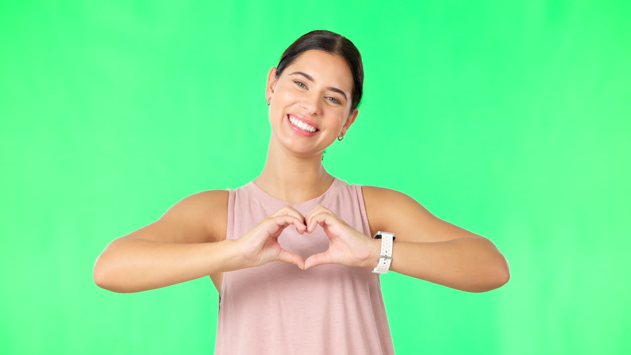 녹색에 행복한 여성의 심장, 손과 얼굴