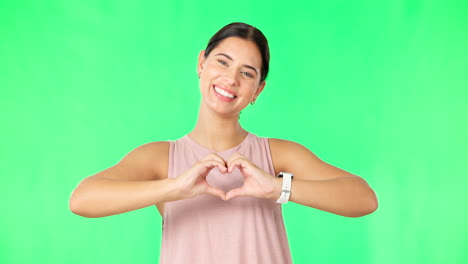 corazón, manos y rostro de una mujer feliz en verde