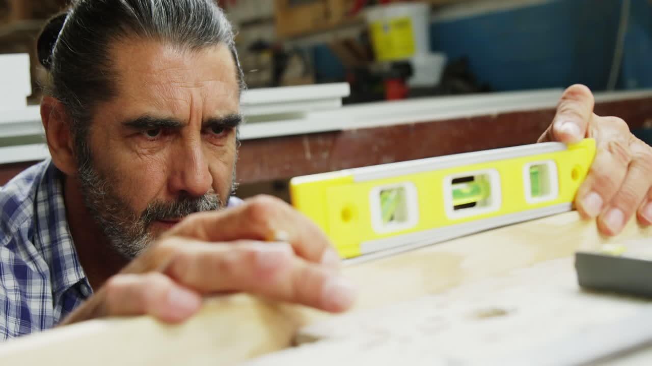 심각한 목수의 초상화 측정