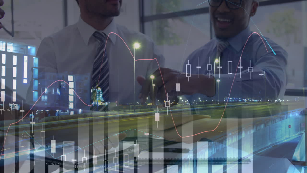 animación del procesamiento de datos financieros sobre personas de negocios en la reunión