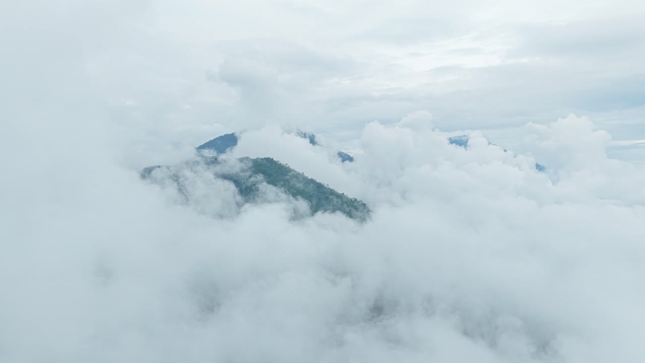 Puncak gunung berkabut terlihat di Bali.