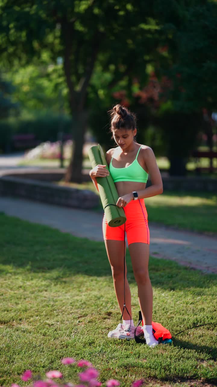 mujer haciendo yoga en un parque