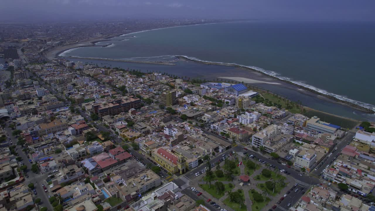 Vista Aerea di Città Costiera con Oceano e Paesaggio Urbano