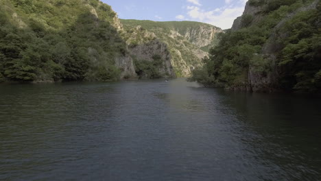 volo aereo basso verso una famiglia in kayak lungo il fiume