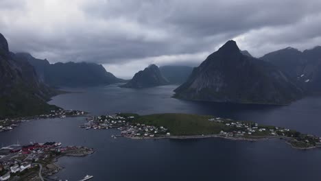 挪威的雷因布林根山 (reinbringen mountains) 位於挪威諾德蘭縣 (nordland county) 的海峡和海域周圍的漁村