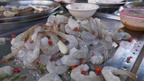 sashimi crudo camarón sazonado receta de cocina para la venta en el mercado de comida callejera estante documental de la corte