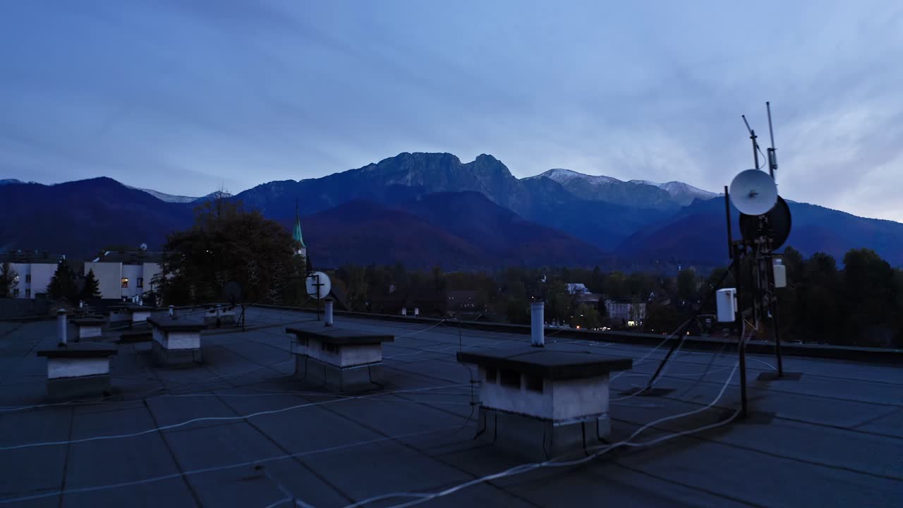 vistas a las montañas y paisajes urbanos al anochecer