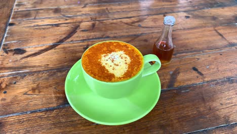 una leche de coco con leche de cúrcuma con canela y jarabe de coco