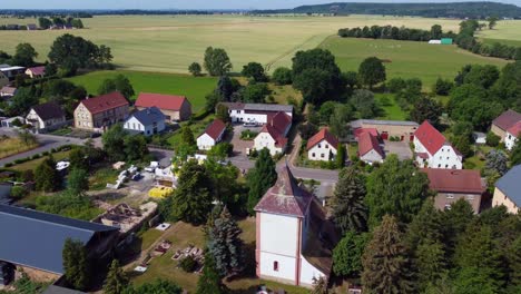 Erstaunliche-Luftaufnahme,-Sehr-Nah-Vorbeiziehende-Flugdrohnenaufnahmen-Der-Kirchturmspitze