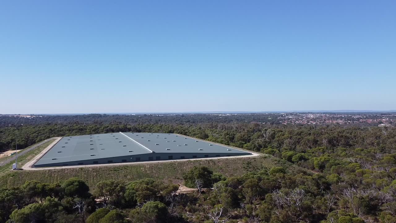 야생동물 을 막기 위해 안전 한 닫힌 지붕 을 가진 오스트레일리아 의 물 저수지