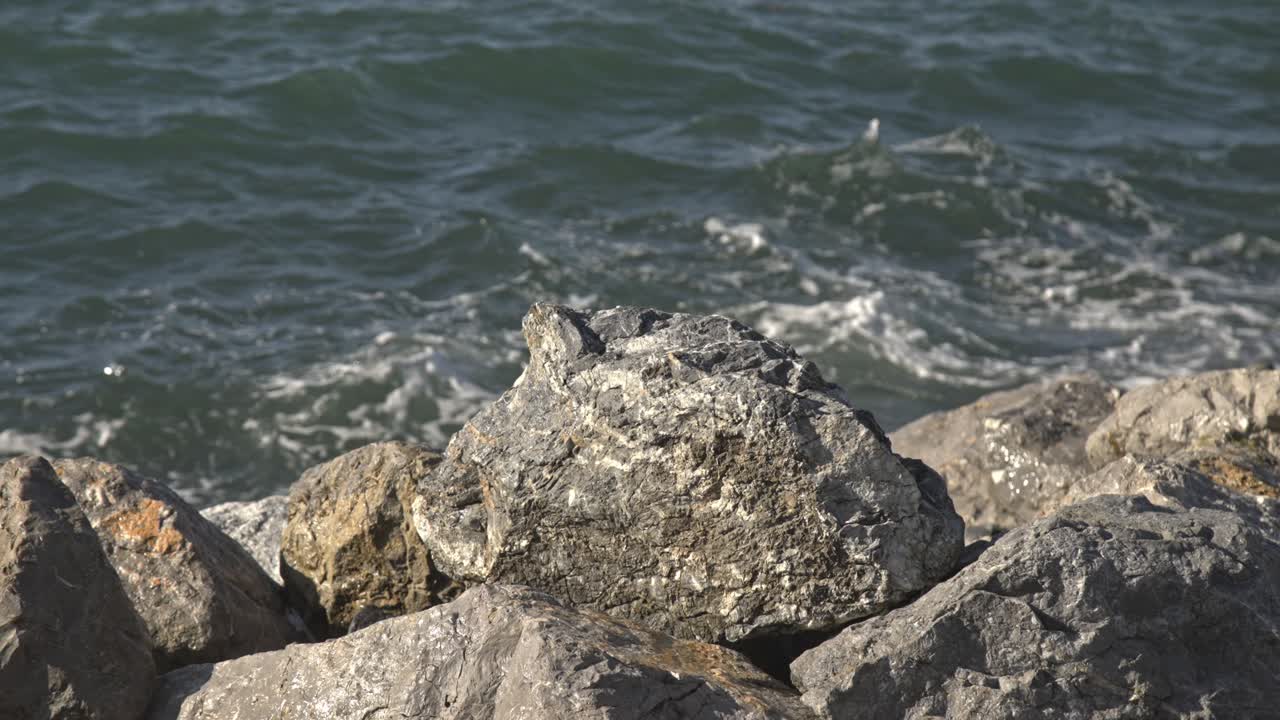 산호초와 바위 위에 부히는 파도의 전망 (4k uhd)