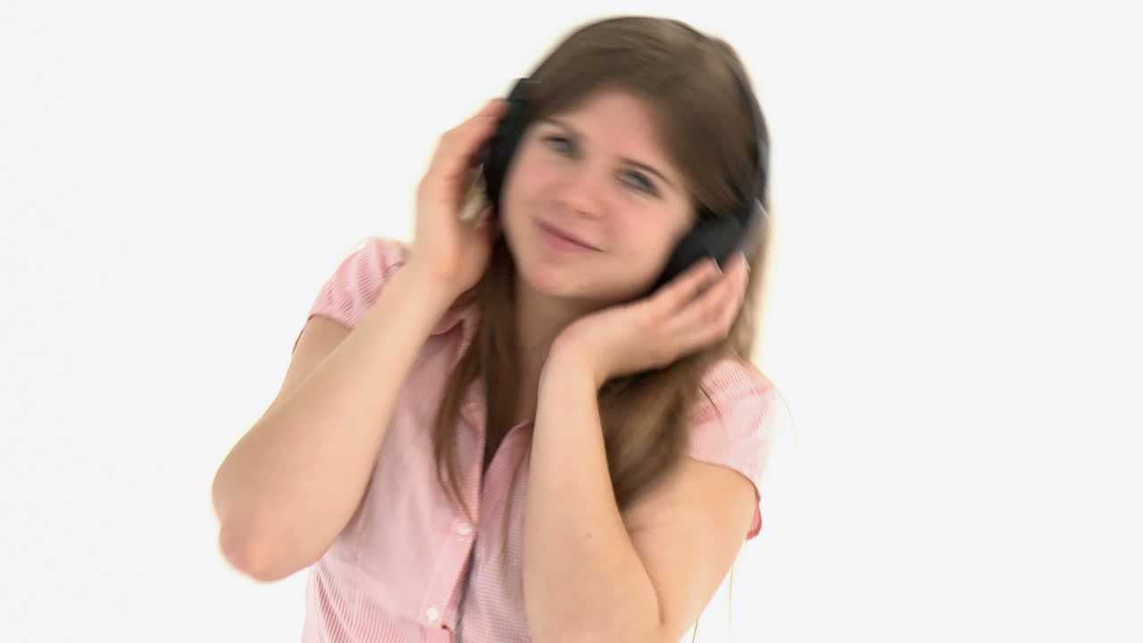 chica concentrada escuchando música con auriculares en