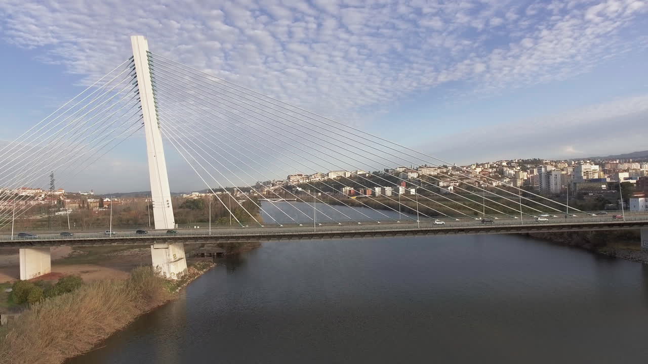코임브라에 있는 레인하 산타 이사벨 다리의 멋진 전망 - 공중 촬영