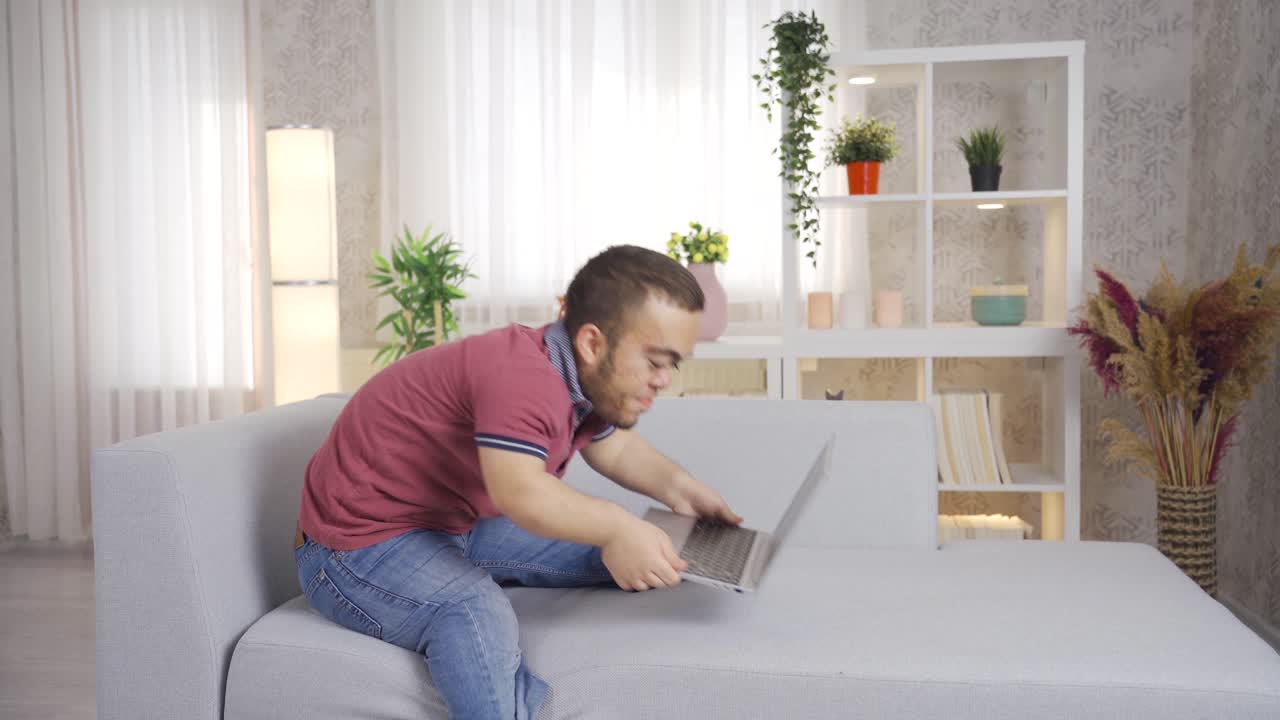 hombre enano usando una computadora portátil en casa, hombre enano feliz.