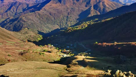 Pueblo-De-Tierras-Altas-Entre-Montañas-Y-Laderas-Al-Atardecer-En-Georgia