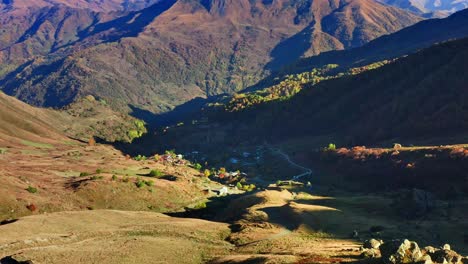 pueblo de las tierras altas entre las montañas y las laderas al atardecer en georgia