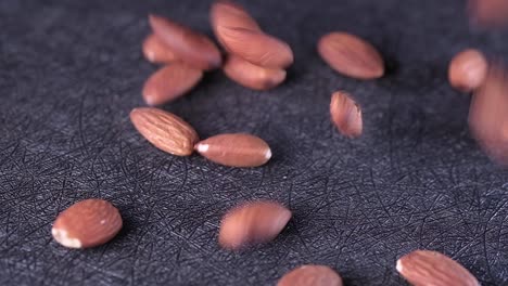 almendras que caen en una superficie oscura