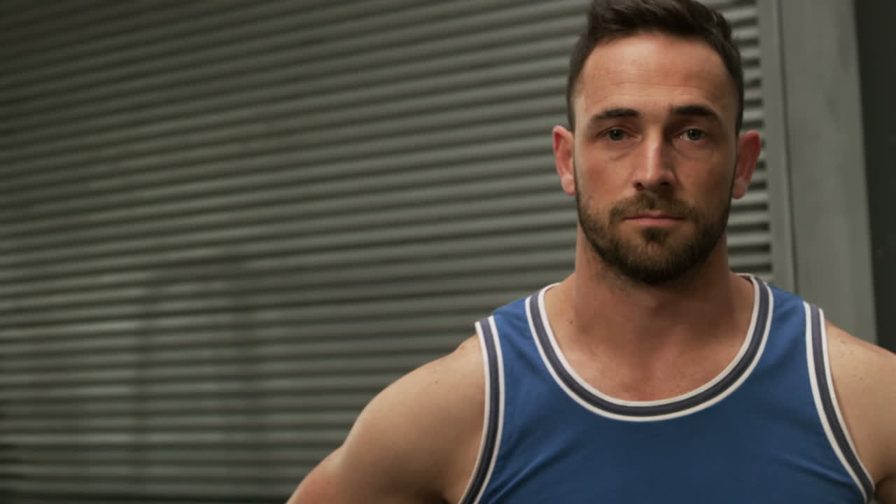 hombre en forma sin camisa con las manos en las caderas