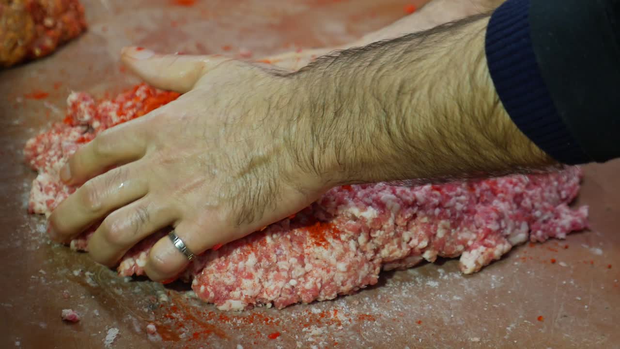 손으로 밀어서 고기를 파프리카 향신료로 는 것