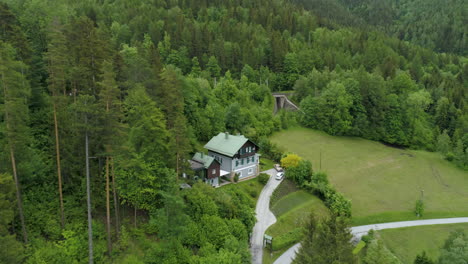 Toma-Aérea-De-Drones-De-Una-Casa-Solitaria-En-Medio-De-Un-Bosque,-4k-Uhd,-Semmering,-Austria