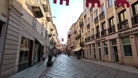 calle vacía con banderas y edificios