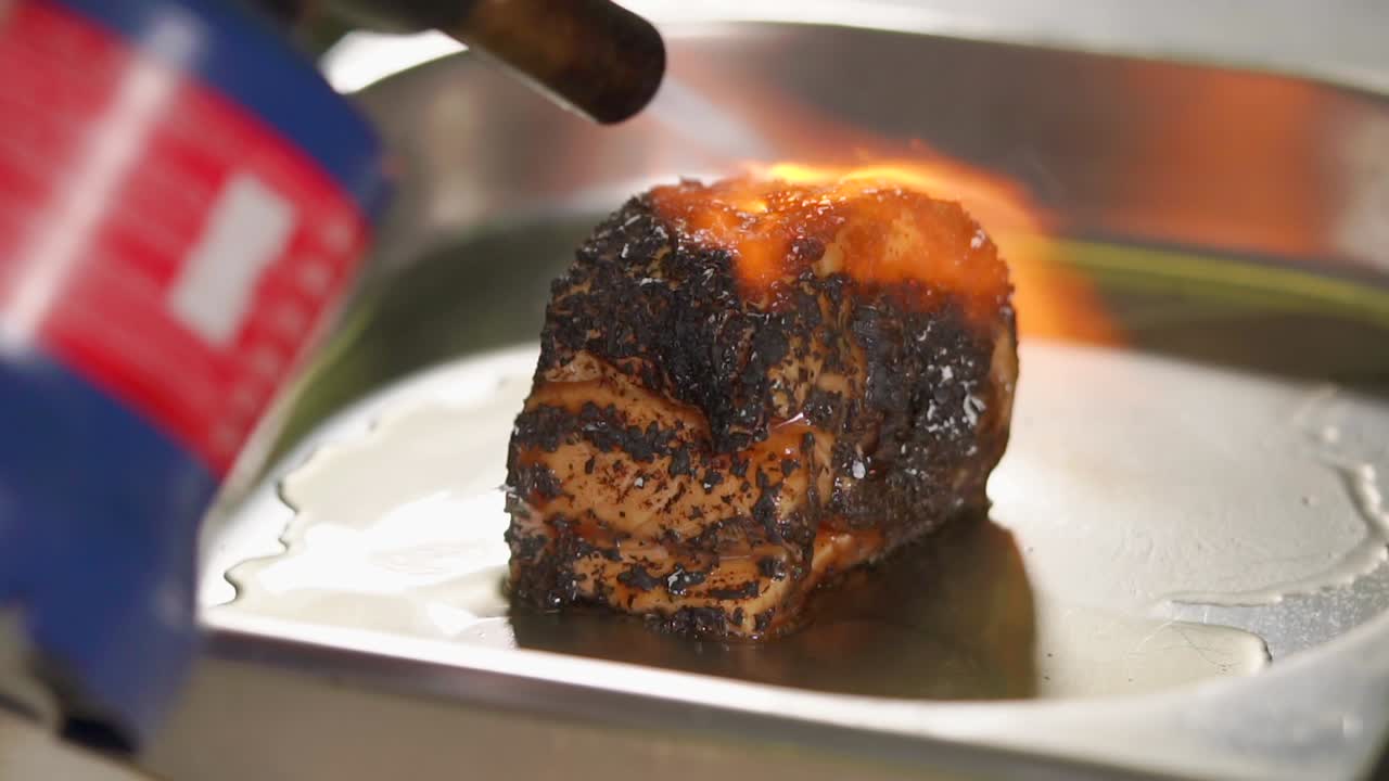 셰프가 불로 고기를 고 있다