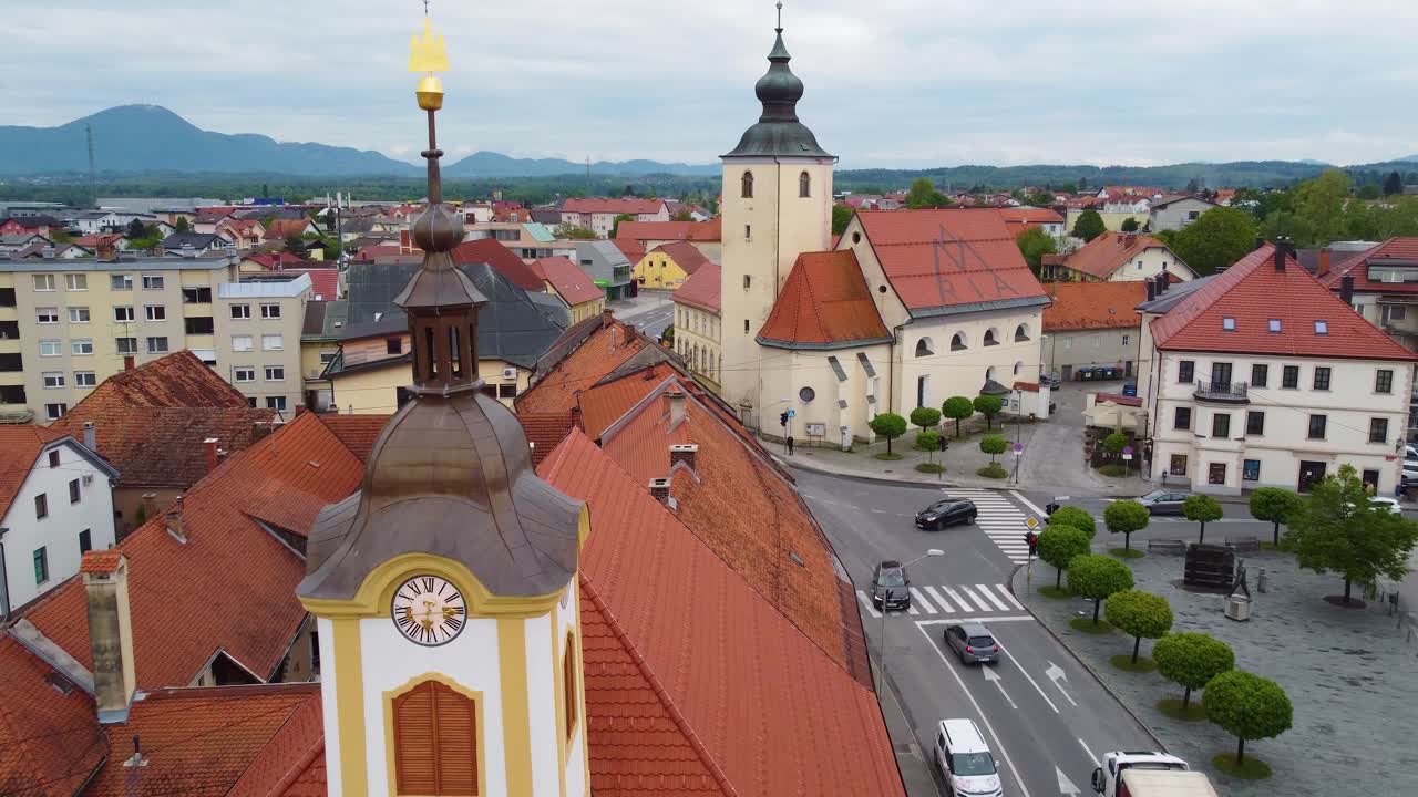 Municipio di Slovenska Bistrica e Piazza Spomenik NOB con la Chiesa di Maria e dei Sette Dolori sullo sfondo in vista aerea
