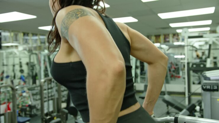 Lady of thirty training her body in gym