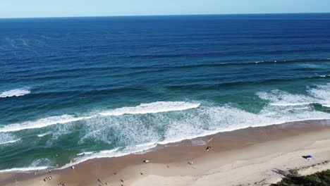 Fliegen-über-Einen-Sandstrand-Und-Hinaus-Aufs-Meer