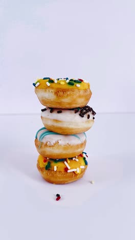 una pila de rosquillas de colores