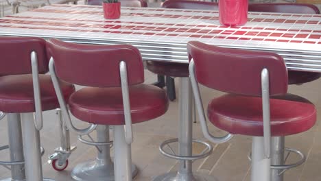 taburetes de barra rojos y plateados en un café