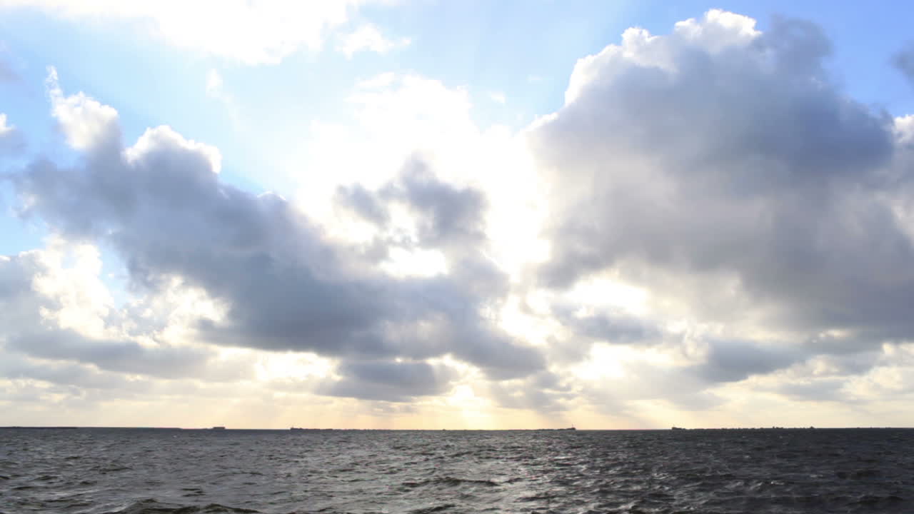 밝은 하늘과 함께 어두운 바다