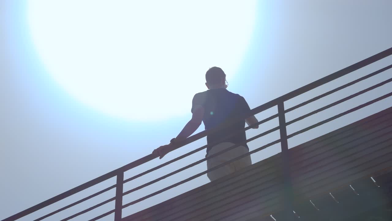 hombre tratando de encontrar un buen lugar para tomar una foto para sus redes sociales